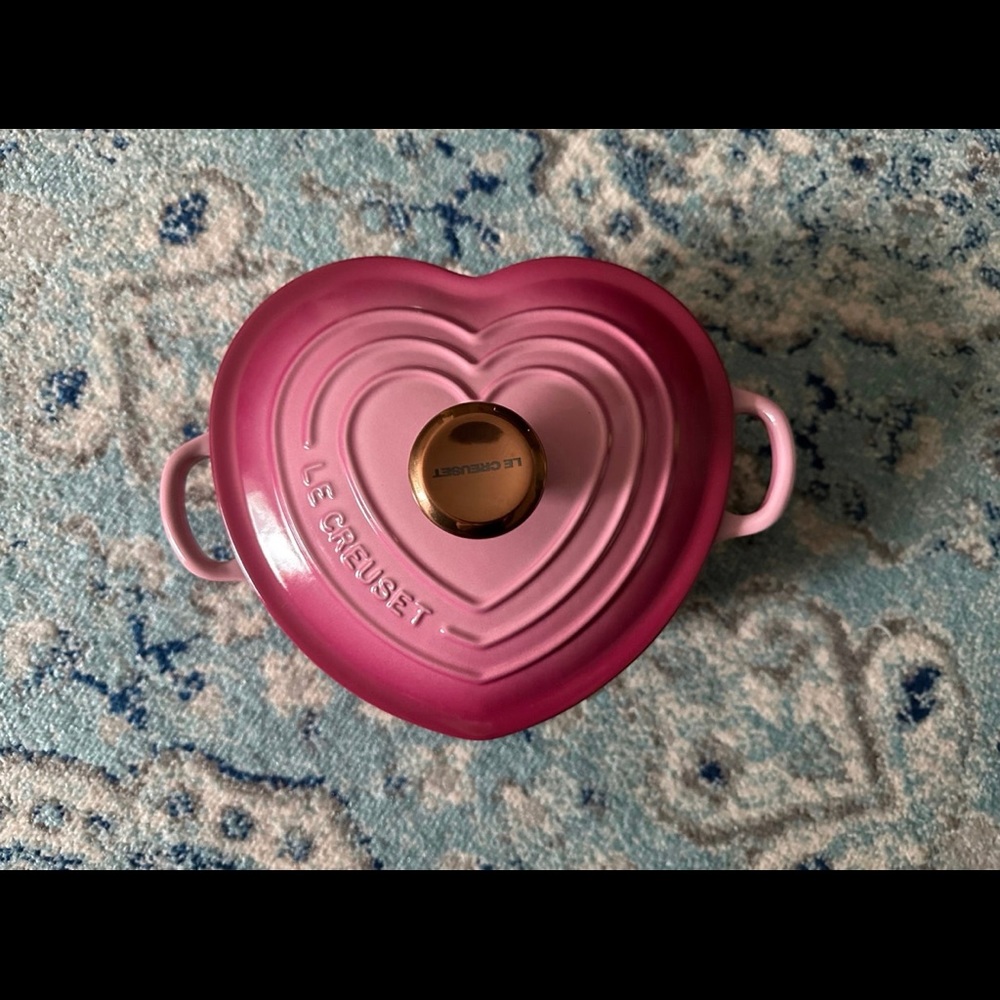 Rare HTF Le Creuset 2qt heart in Berry